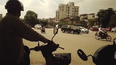 Cuộc sống thú vị dưới chân “tháp Eiffel nằm ngang” của Việt Nam ảnh 5