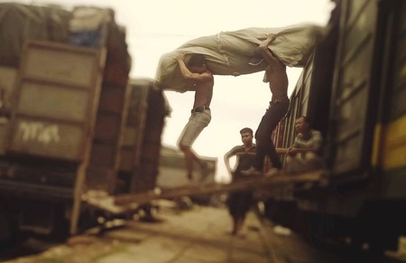 Cuộc sống thú vị dưới chân “tháp Eiffel nằm ngang” của Việt Nam ảnh 3