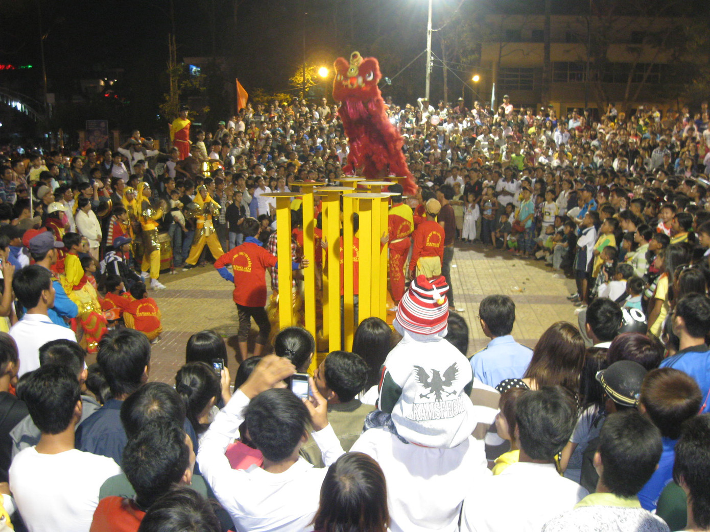 Xem múa lân trên Mai hoa thung