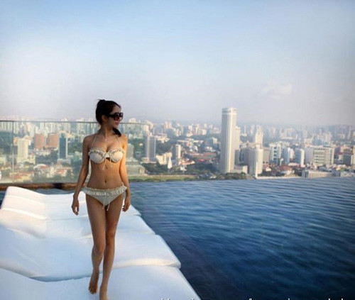 Vẻ đẹp hình thể của cô giáo Hyun được khoe trọn trong những bộ bikini gợi cảm, nữ tính. Những bức ảnh này của cô hiện gây sốt trên cộng đồng mạng