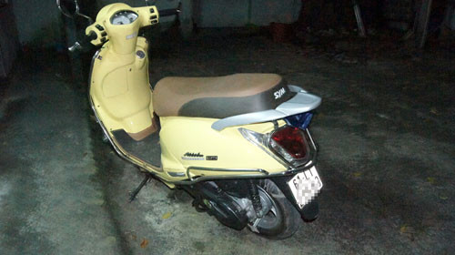 Chiếc xe máy nạn nhân để trên cầu rồi lao mình xuống sông tự tử. Chiếc xe máy nạn nhân để trên cầu rồi lao mình xuống sông tự tử