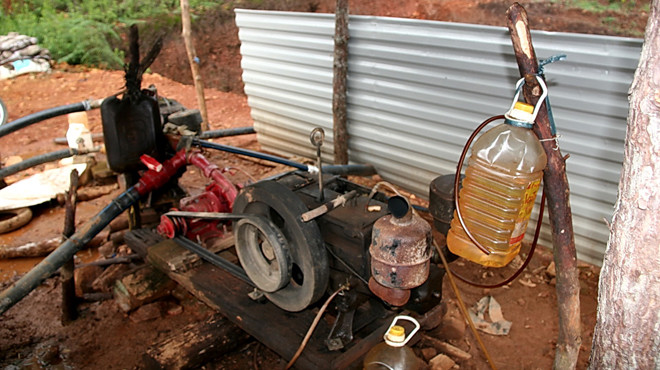 Máy móc phục vụ cho việc khai thác thiếc trái phép. Máy móc phục vụ cho việc khai thác thiếc trái phép