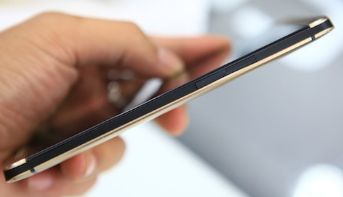 Nút bấm âm lượng nằm ở cạnh phải máy. Nút bấm âm lượng nằm ở cạnh phải máy