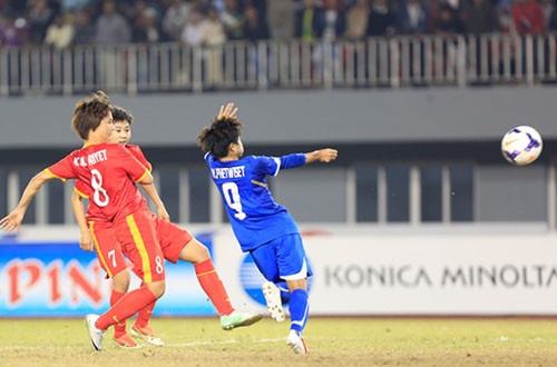 Sau nhiều cơ hội bị bỏ lỡ, Minh Nguyệt ghi bàn mở tỷ số cho Việt Nam