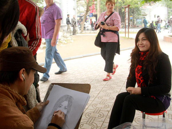 Bên Hồ Gươm cũng xuất hiện những họa sĩ đường phố vẽ chân dung