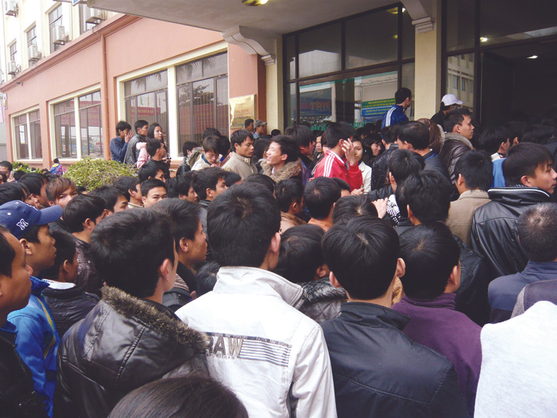 Trong kỳ kiểm tra tiếng Hàn vừa qua có hơn 60.000 người đăng ký nhưng chỉ 15.000 người trúng tuyển. Ảnh: Phong Cầm