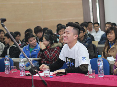 Đại sứ Tùng Dương chia sẻ với các bạn sinh viên về việc làm nhỏ bé của mình như tắt những bóng đèn không cần thiết, đi xe đạp thay vì quá phụ thuộc vào xe máy và ô tô, hạn chế sử dụng túi ni lông và ống hút...Những việc làm tuy nhỏ bé, nhưng với anh, ai cũng có thể thực hiện được, nó không chỉ là hành động bảo vệ trái đất mà nó còn giúp ích cho việc tiết kiệm kinh phí cho mỗi cá nhân, gia đình và doanh nghiệp