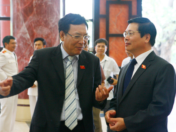 Các đại biểu trao đổi bên ngoài hành lang Quốc hội Ảnh: Hồng Vĩnh