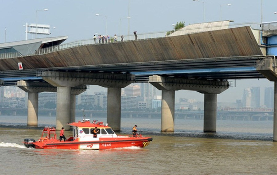 Đội cứu hộ dưới cầu. Đội cứu hộ dưới cầu