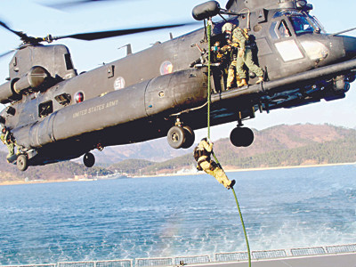 Đặc nhiệm hải quân Mỹ tham gia tập trận “Đại bàng non” ở cảng Jinhae của Hàn Quốc năm 2012. Ảnh: Aaron Rognstad 