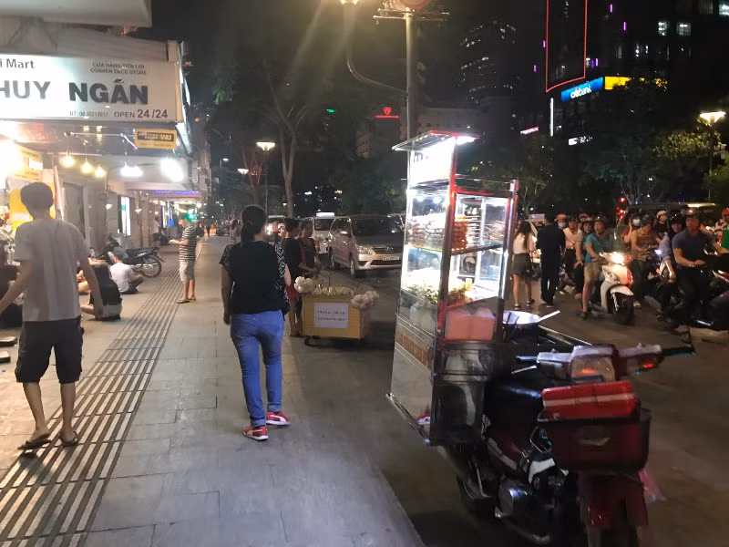 Ông Đoàn Ngọc Hải ít 'xuống đường', vỉa hè trung tâm Sài Gòn ra sao? ảnh 8