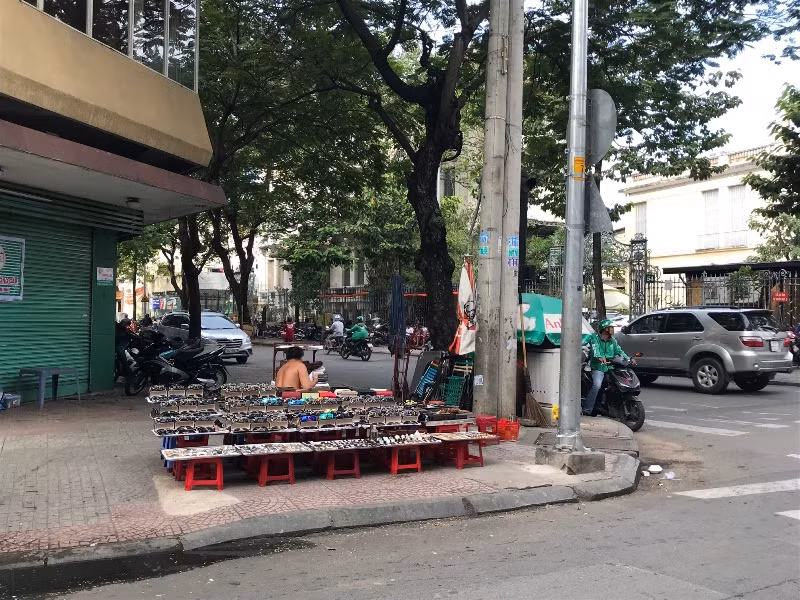 Ông Đoàn Ngọc Hải ít 'xuống đường', vỉa hè trung tâm Sài Gòn ra sao? ảnh 3
