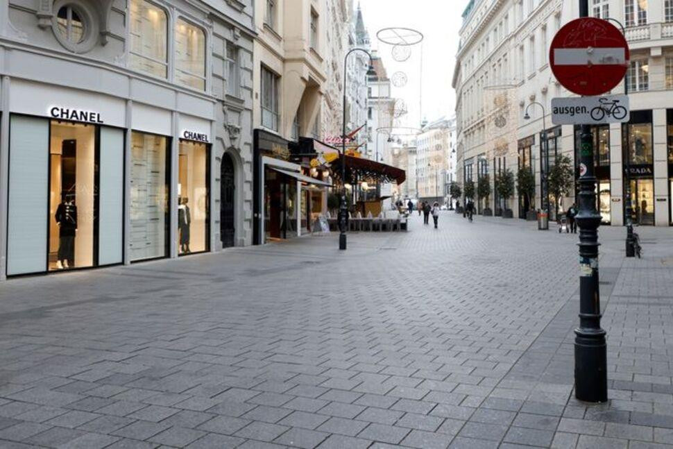 Một con phố mua sắm vắng người sau khi chính phủ Áo áp lệnh phong tỏa lần thứ 4 để phòng chống đại dịch COVID-19 ở thủ đô Vienna (ảnh chụp ngày 22/11). Ảnh: Reuters.