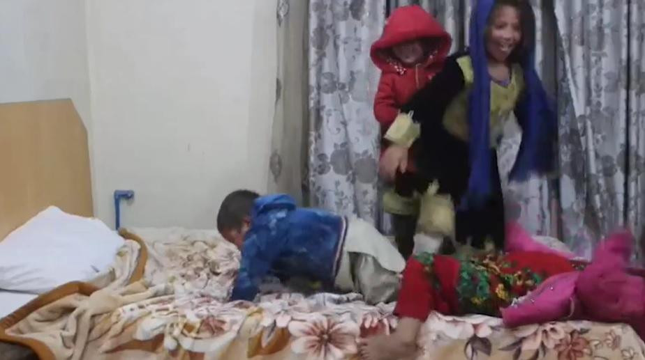 Các anh chị em của Parwana Malik nô đùa tại nơi ở mới. Ảnh: CNN.