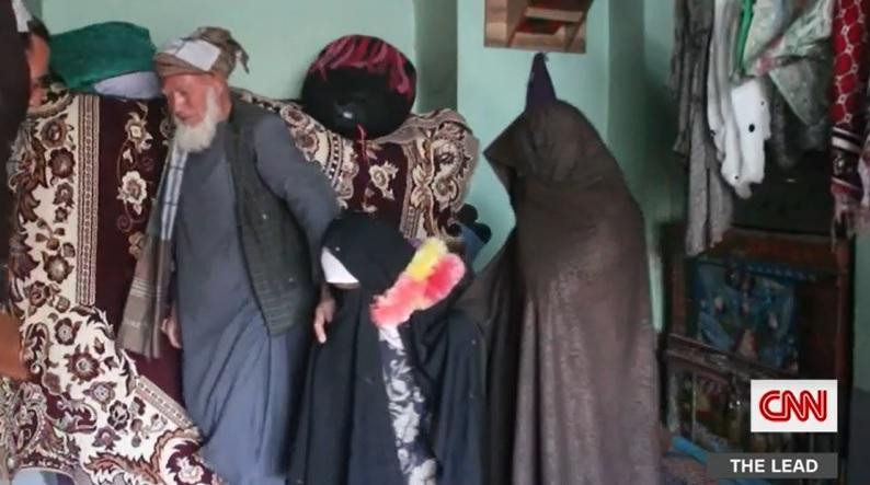 Chú rể râu tóc bạc trắng dắt cô dâu 9 tuổi Parwana Malik ra khỏi nhà thông gia. Ảnh: CNN.