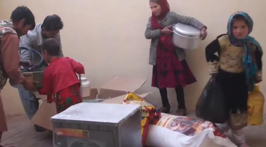 TYTW giúp gia đình Parwana mua đồ dùng nhà bếp và thực phẩm. Ảnh: CNN.