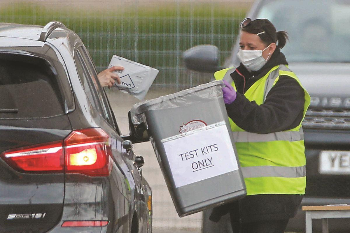 Một điểm lấy mẫu xét nghiệm COVID-19 lưu động ở thủ đô London của Anh. Ảnh: Getty Images.