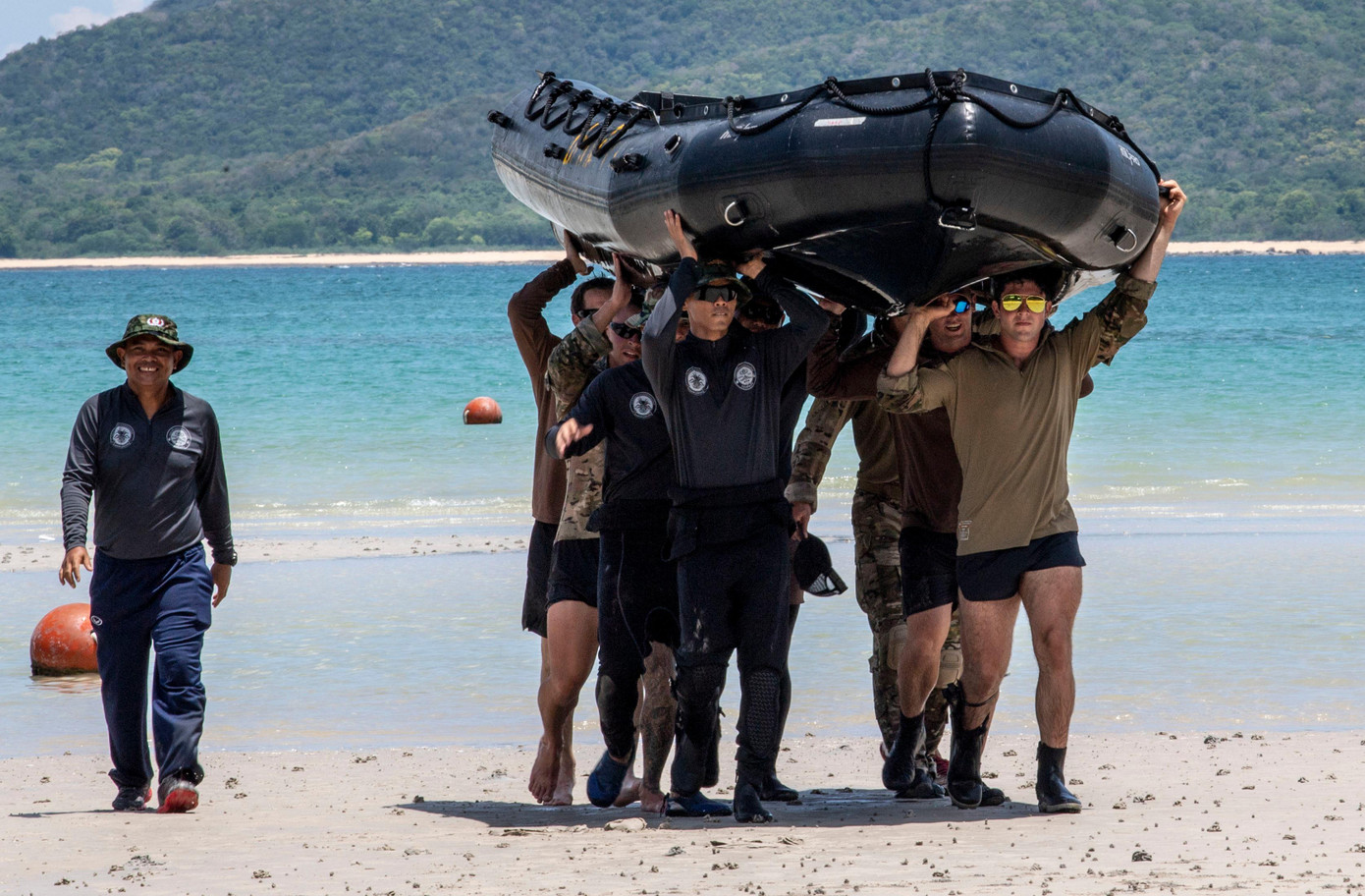 Thợ lặn và lính gỡ mìn Thái Lan tham gia diễn tập CARAT song phương với Mỹ năm 2019. Ảnh: ĐSQ Mỹ tại Thái Lan. Thợ lặn và lính gỡ mìn Thái Lan tham gia diễn tập CARAT song phương với Mỹ năm 2019. Ảnh: ĐSQ Mỹ tại Thái Lan.