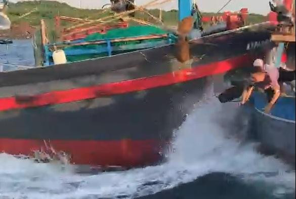 Hình ảnh tàu cá Quảng Nam QNa90299TS đâm thẳng vào tàu cá Quảng Trị QT91588TS. Ảnh cắt từ clip.