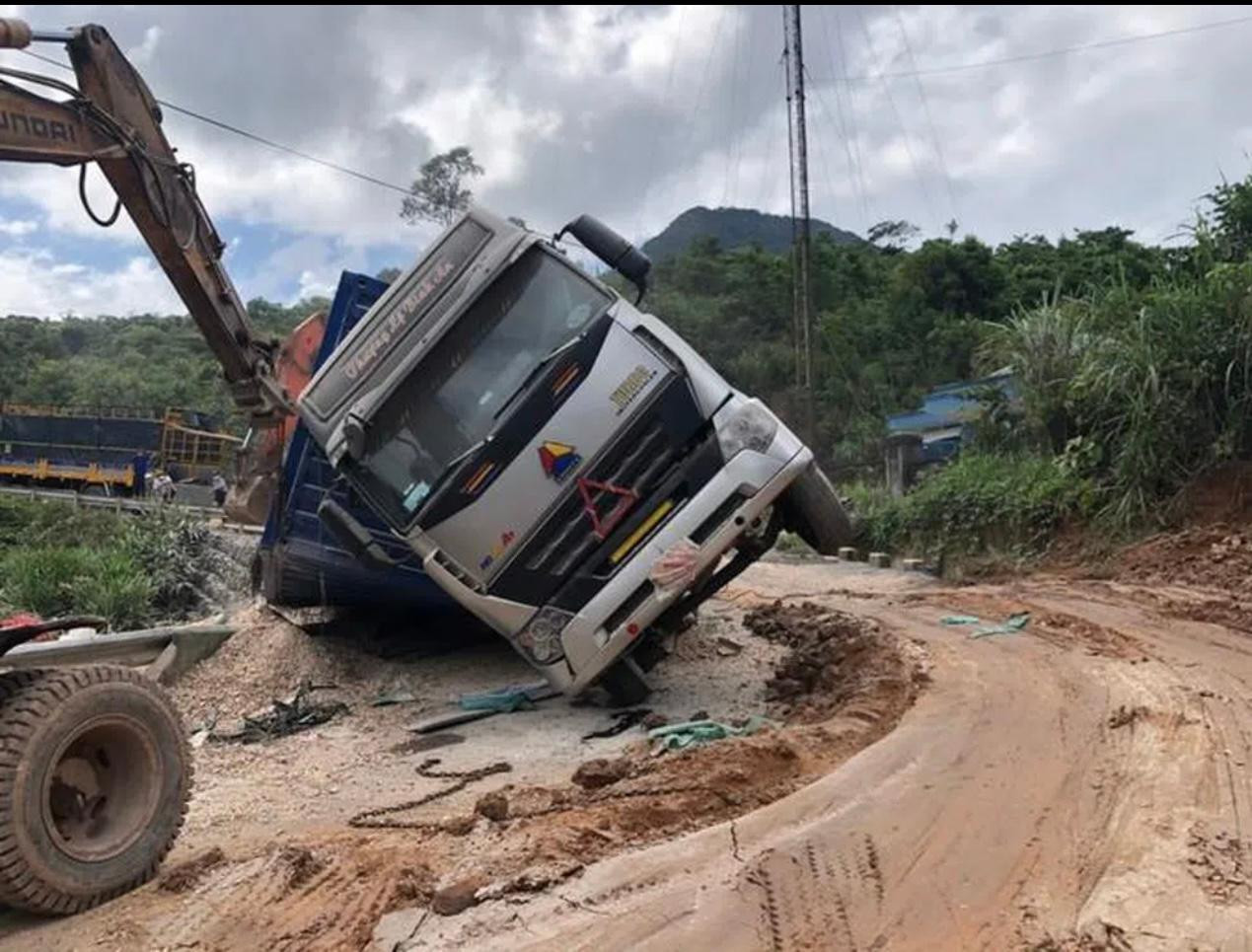 Xe tải chở sắn bị lật trên đường dẫn lên Cửa khẩu Quốc tế La Lay.