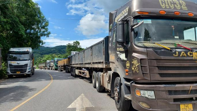Sự cố lật xe chở sắn làm hàng trăm phương tiện vận tải "nằm yên tại chỗ" gây ách tắc nghiêm trọng trên Quốc lộ 15D lên Cửa khẩu Quốc tế La Lay.