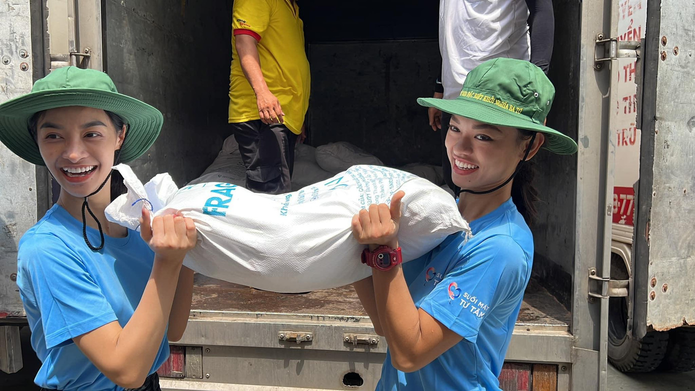 Á hậu Mai Ngô, Kiều Loan cùng đi từ thiện miền Trung. Ảnh: FB Mai Ngô.