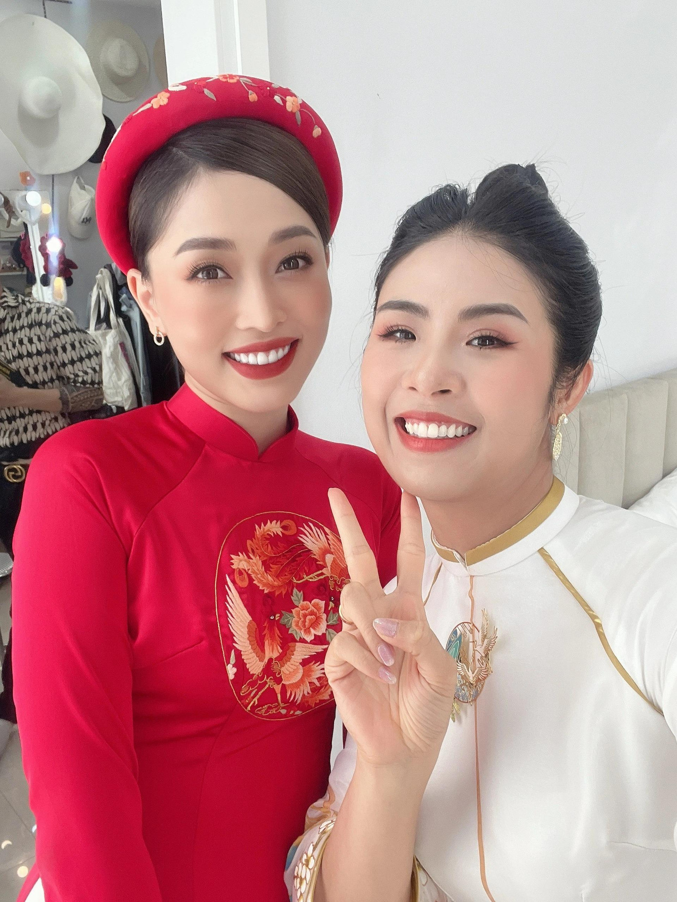 Á hậu Phương Nga và Hoa hậu Ngọc Hân trong lễ ăn hỏi. Ảnh: FB Ngoc Han Dang.