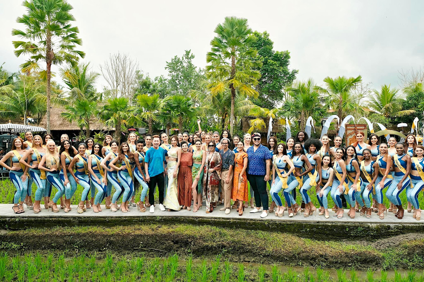 Bối cảnh phần thi Trang phục thể thao được tổ chức giữa đồng ruộng. Ảnh: MGI.