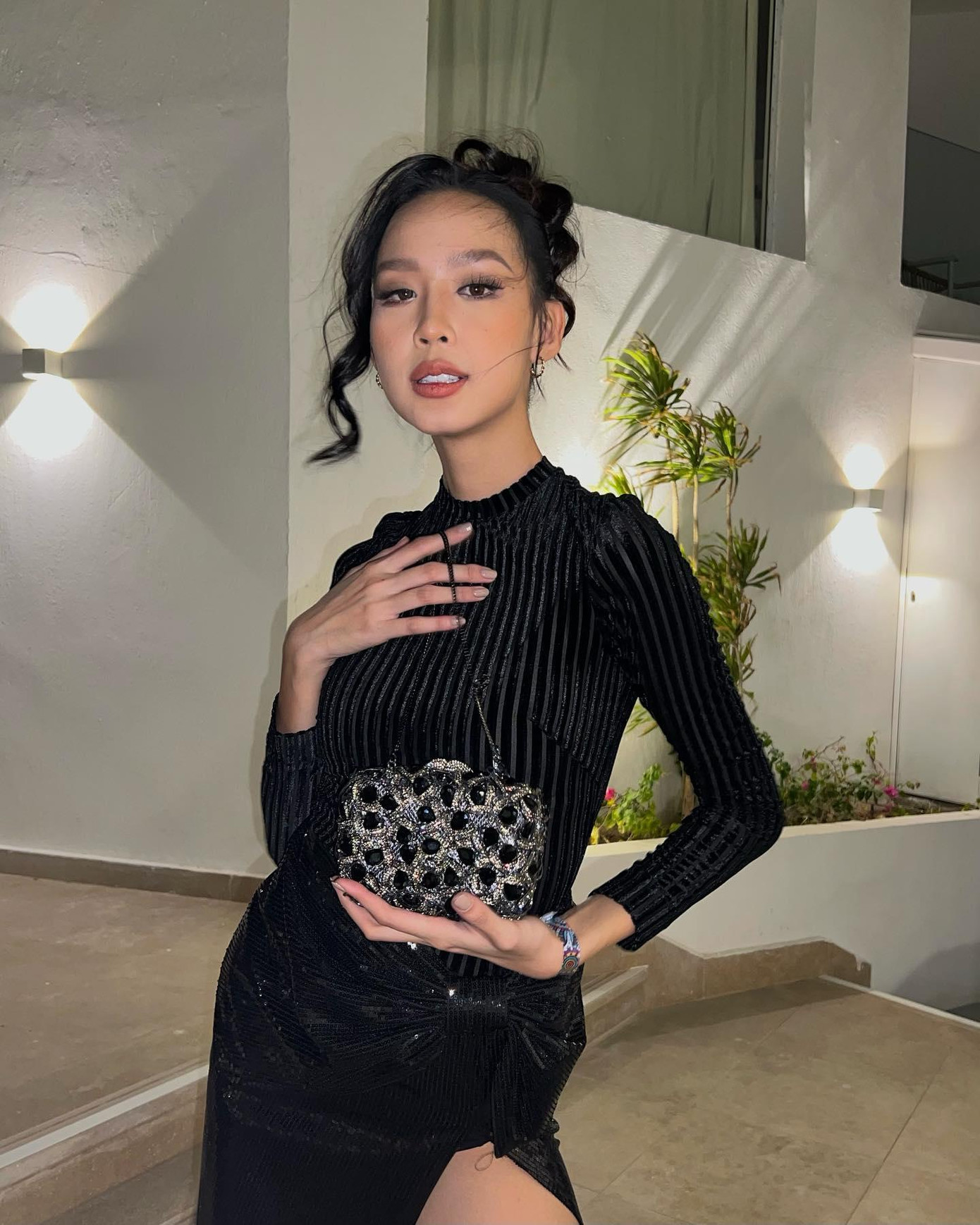 Một mình chinh chiến ở đấu trường quốc tế nên Bảo Ngọc phải tự chuẩn bị về trang điểm và làm tóc cũng như tự phối trang phục, phụ kiện. Người đẹp Cần Thơ đã mang đến cuộc thi năm nay 125 kg hành lý cho khoảng 20 ngày tranh tài. Trước đó, ngay sau khi cập bến Ai Cập cô đã gặp sự cố thất lạc 5 chiếc vali. Tuy nhiên nhờ sự hỗ trợ của ban tổ chức, người đẹp đã tìm lại được hành lý của mình.