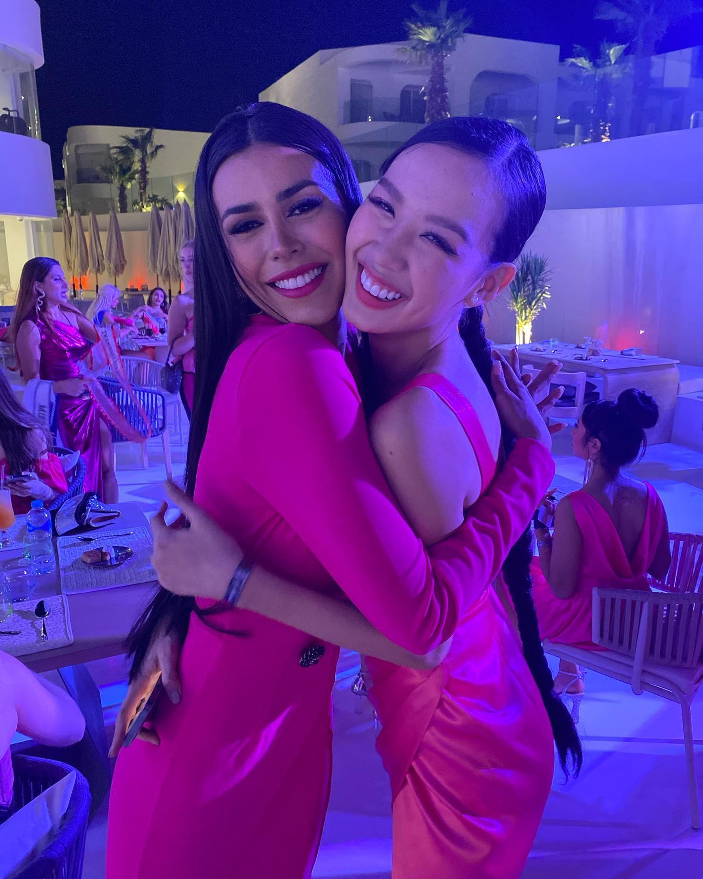 Có mặt tại Ai Cập, Bảo Ngọc cũng đã nhanh chóng hòa nhập với các thí sinh. Cô gặp gỡ những thí sinh mạnh của cuộc thi năm nay như đại diện của Thái Lan, Philippines. Với trình độ tiếng Anh IELTS 8.0, Bảo Ngọc dễ dàng giao tiếp và để lại ấn tượng với các bạn cùng thi.