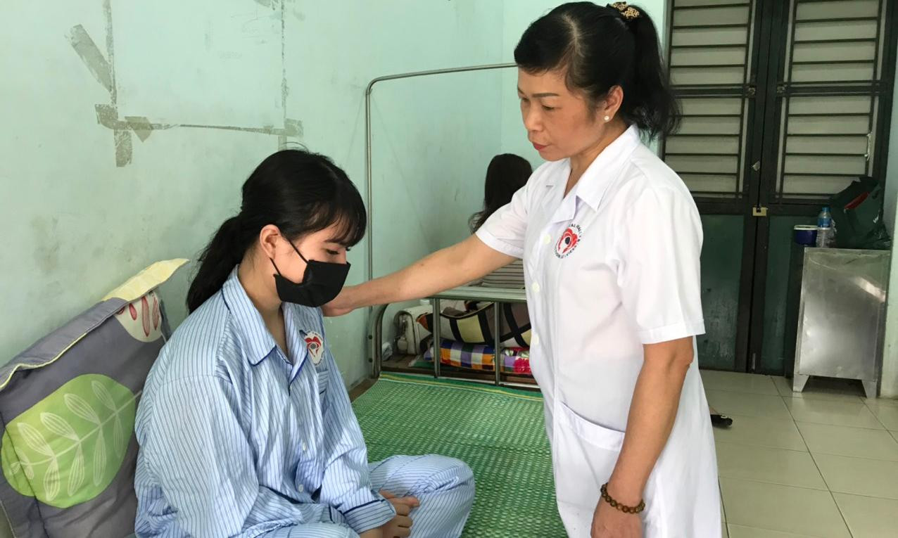 Ts.Bs Trần Thị Hồng Thu - Phó Giám đốc BV Tâm thần Ban ngày Mai Hương thăm khám cho bệnh nhân trầm cảm sau sinh Ts.Bs Trần Thị Hồng Thu - Phó Giám đốc BV Tâm thần Ban ngày Mai Hương thăm khám cho bệnh nhân trầm cảm sau sinh