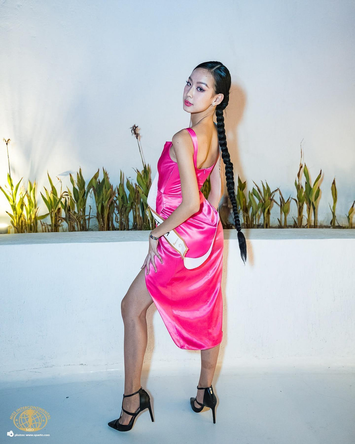 Mặc dù vậy, trong một số bức ảnh do trang chủ của Miss Intercontinental đăng tải, chiều cao của Bảo Ngọc lại gây tranh cãi. Nhìn cô bị lùn hơn nhiều so với chiều cao thực. Nhiều fan bày tỏ ý kiến do nhiếp ảnh gia của ban tổ chức chưa biết chọn góc đẹp nên đại diện Việt Nam bị "dìm hàng".