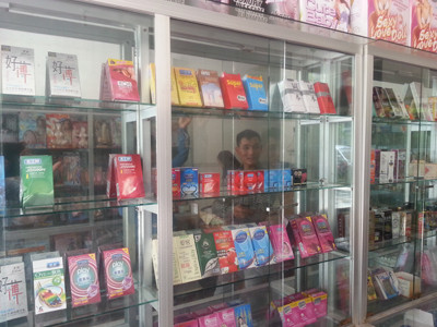 Các loại đồ chơi tình dục bày tràn ngập trong cửa hàng