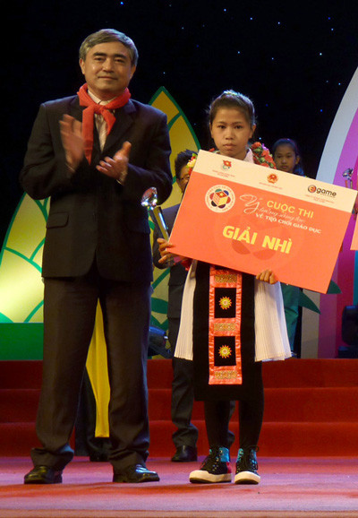 Thứ trưởng Bộ Thông tin và Truyền thông Nguyễn Minh Hồng trao giải nhì cho em Vừ Thị Hai 