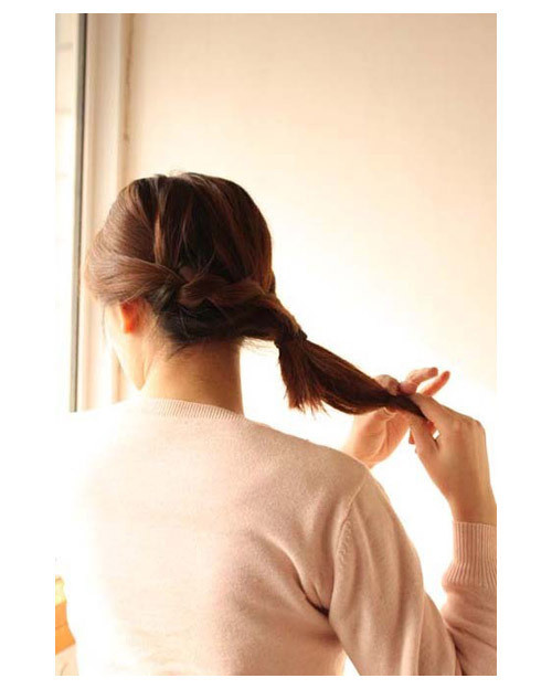 Để xõa tóc và chải mượt Lấy một phần tóc bên trái tết xuôi xuống Sau đó cột lại bằng chun hơi lệch sang bên cho điệu nhé! Tiếp theo, bạn tách đôi tóc ra và lộn phần đuôi tóc lên trên rồi luồn xuống dưới Phần đuôi tóc cuốn gọn lại hướng lên trên và lấy kẹp tăm, ghim chắc Và đây là kết quả của chúng ta. Hãy sử dụng thêm những phụ kiện như nơ, kẹp hoa xinh xắn để cài lên tóc. Để xõa tóc và chải mượt Lấy một phần tóc bên trái tết xuôi xuống Sau đó cột lại bằng chun hơi lệch sang bên cho điệu nhé! Tiếp theo, bạn tách đôi tóc ra và lộn phần đuôi tóc lên trên rồi luồn xuống dưới Phần đuôi tóc cuốn gọn lại hướng lên trên và lấy kẹp tăm, ghim chắc Và đây là kết quả của chúng ta. Hãy sử dụng thêm những phụ kiện như nơ, kẹp hoa xinh xắn để cài lên tóc.