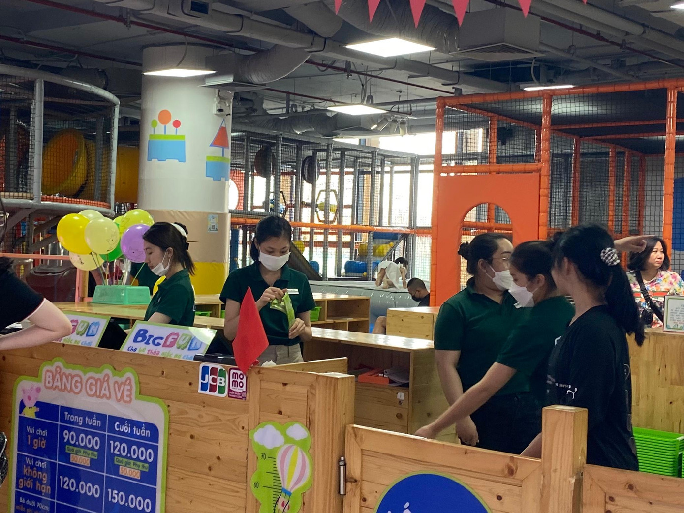 Nhân viên khu vui chơi bận rộn hơn thường lệ, chỉ riêng quầy vé, lúc cao điểm cần tới 4 người hỗ trợ