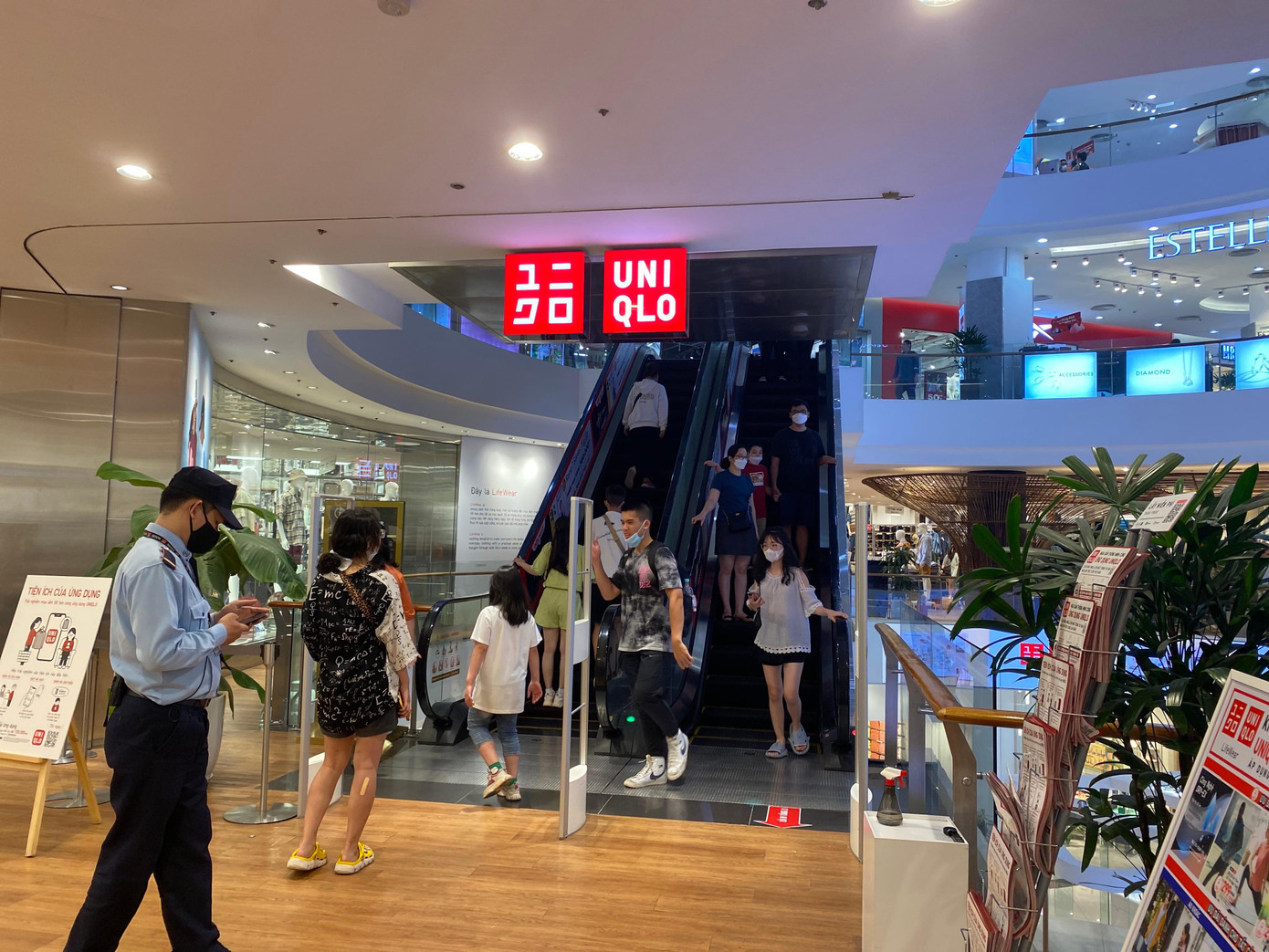 Cửa hàng quần áo đông khách tham quan, mua sắm