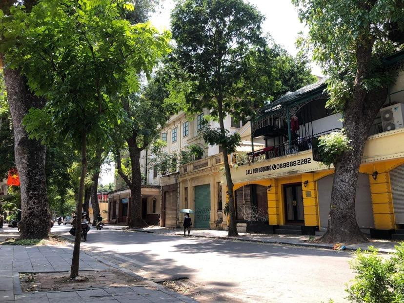 Chiều nay (2/5), nhiều con phố Thủ đô vắng lặng "lạ thường", dù vẫn trong kỳ nghỉ lễ 30/4 - 1/5