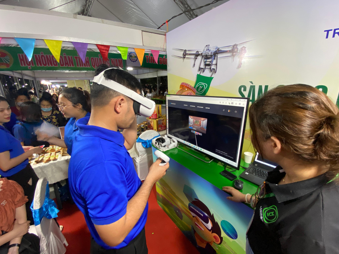 Tỉnh Đoàn Sơn La mang tới Festival gian hàng công nghệ cao, thực tế ảo độc đáo. Nhờ thiết bị, phần mềm hiện đại, nông dân - khách hàng dễ dàng kết nối với nhau, trải nghiệm gian hàng thực tế trên không gian ảo. Toàn bộ sản phẩm giới thiệu, bày bán tại gian hàng đều là sản phẩm của thanh niên địa phương.
