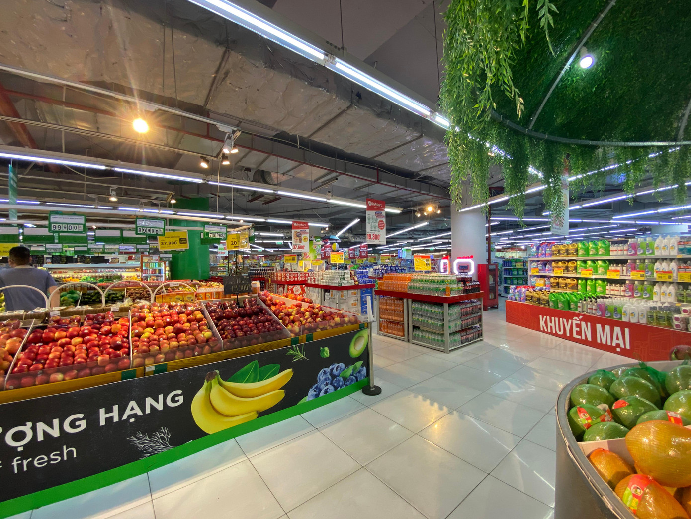 Đối lập với khu vui chơi, mua sắm đông đúc, siêu thị cực vắng trong chiều 2/5. Nhiều gia đình đi chơi xa, hoặc "xả hơi" ăn hàng khiến nhu cầu thực phẩm có phần giảm bớt