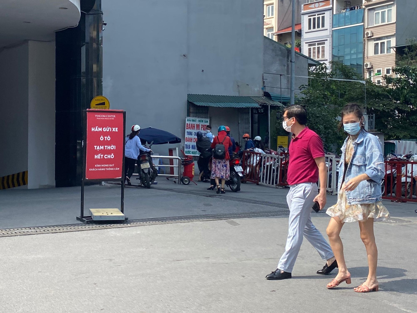 Càng về chiều, khách đến trung tâm thương mại càng đông, hầm giữ xe treo biển hết chỗ cho ô tô. Nơi gửi xe máy cũng quá tải, ra vào khó khăn khiến nhiều người quyết định gửi tại các bãi tự phát