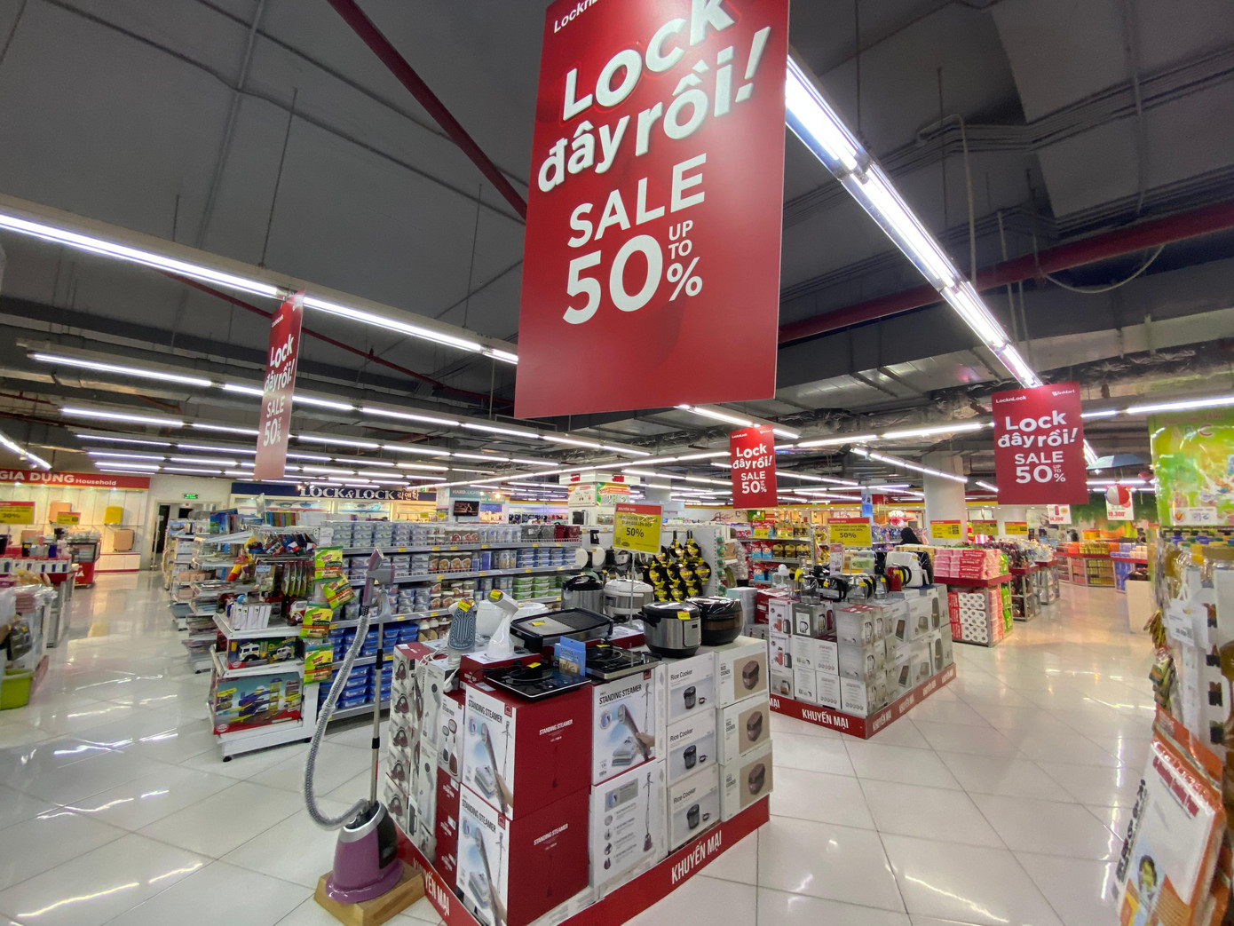 Siêu thị và các nhãn hàng tung nhiều khuyến mại dịp nghỉ lễ