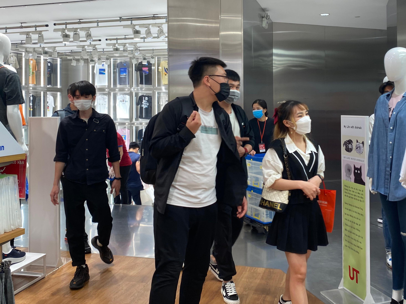 Người dân vẫn ý thức cao trong phòng dịch, hầu hết đeo khẩu trang trong lúc tham quan, mua sắm