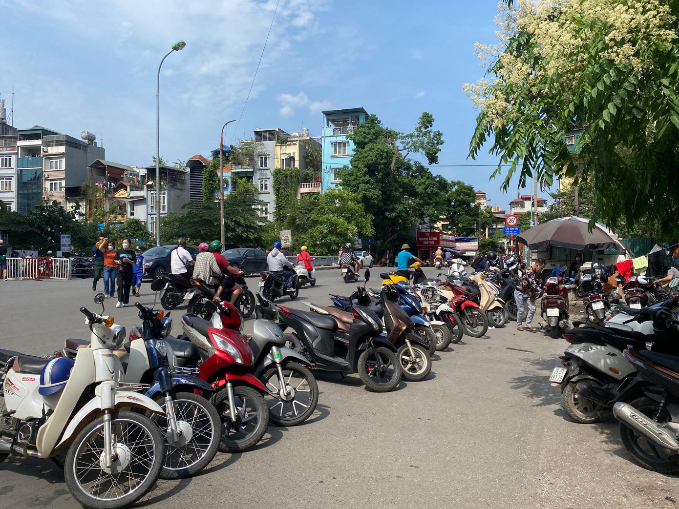 Bãi xe tự phát mọc lên nhan nhản bên cạnh các trung tâm thương mại, lấn chiếm lòng đường. Giá gửi xe khoảng 20.000 đồng với xe máy, còn ô tô ít nơi nhận trông giữ ngày lễ, giá nếu có cũng từ 50.000 đồng/ xe.