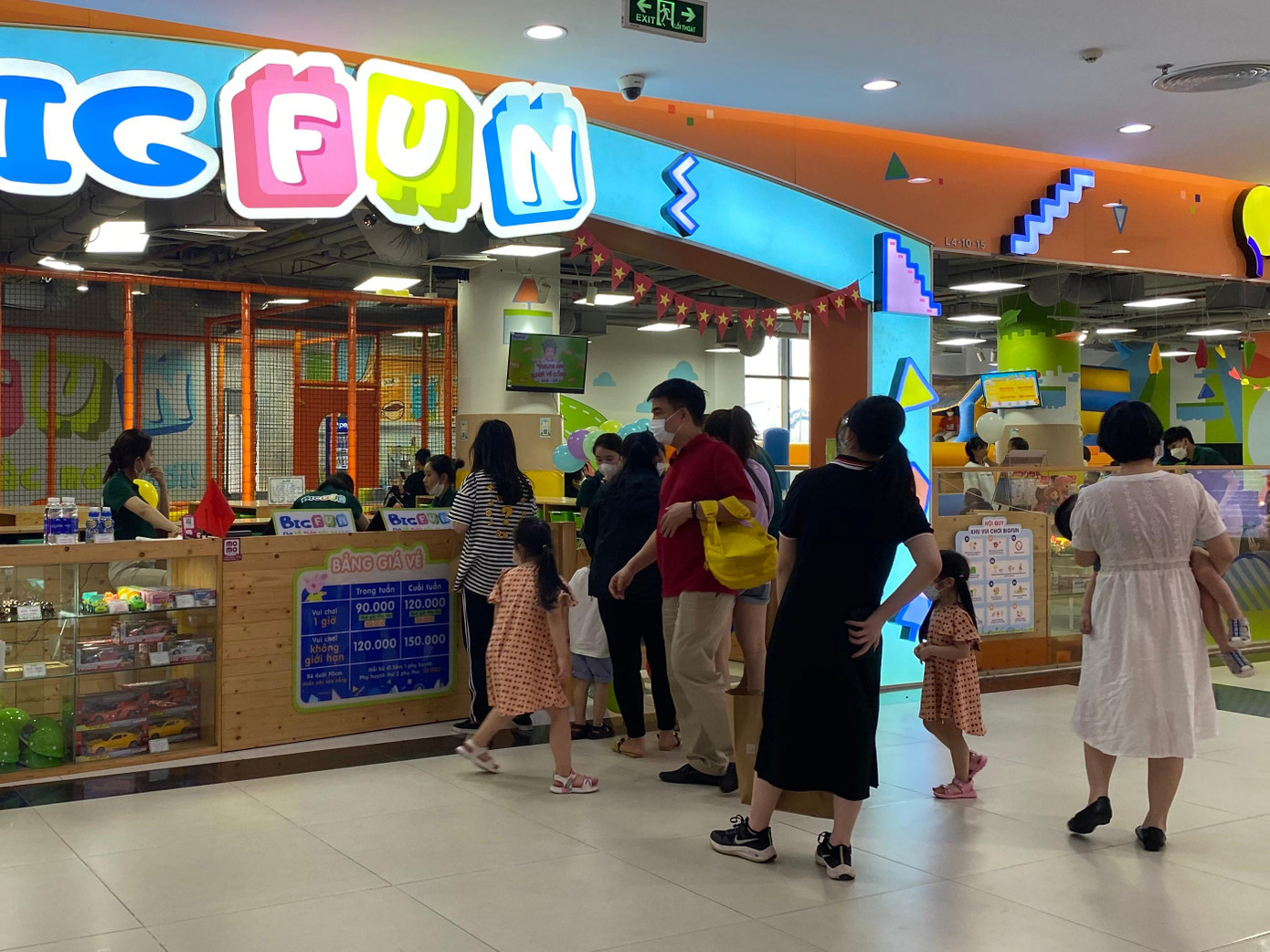 Hàng dài gia đình có trẻ nhỏ xếp hàng chờ vào khu vui chơi