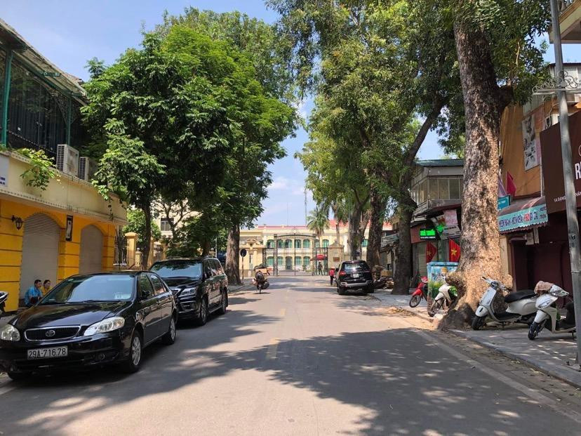 Một số hàng quán vỉa hè, ngồi ngoài trời không mấy đắt khách, dù thời tiết chớm hè vẫn khá mát