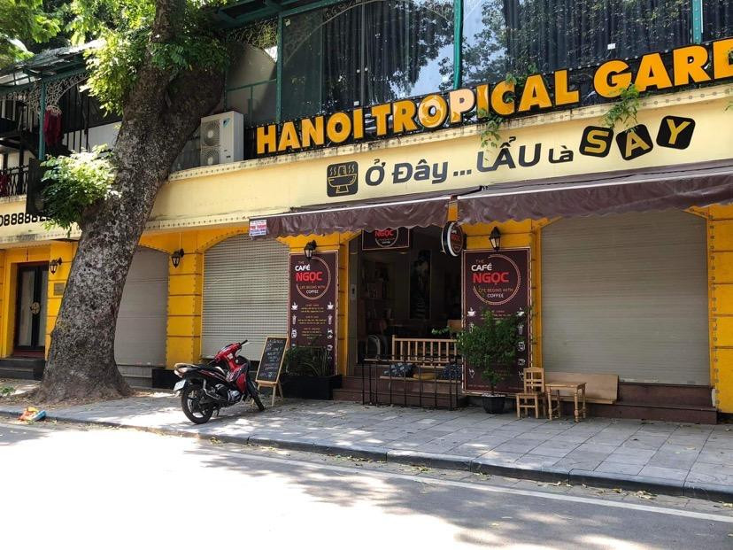 Hàng cafe vắng khách trong ngày nghỉ lễ