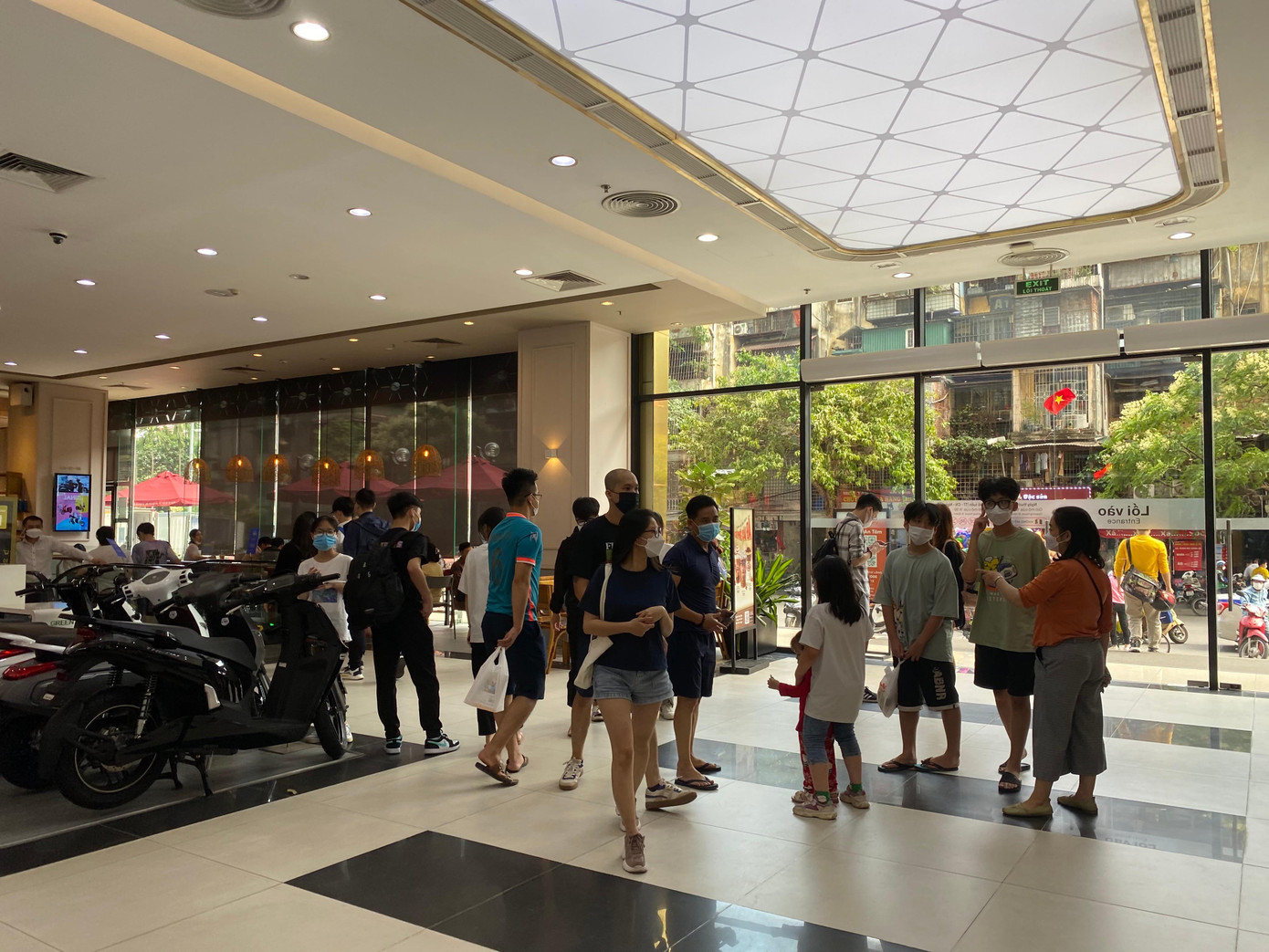 Trung tâm thương mại là địa điểm ưa thích của nhiều gia đình có con nhỏ. Chị Hương Giang (Thanh Xuân, Hà Nội) cho biết, gia đình có con nhỏ 3 tuổi nên thường chọn trung tâm thương mại làm địa điểm vui chơi vì nhiều lý do tiện ích. "Mình cho con vào khu vui chơi, sau đó tối gia đình hẹn thêm bạn, cùng ăn tại nhà hàng trong khu. Nhà hàng mình đã đặt từ ngày đầu nghỉ lễ để chắc chắn có chỗ", chị Giang kể