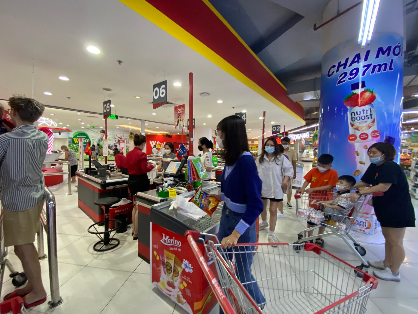 Tại khu vực thanh toán, khách hàng không phải chờ đợi quá lâu. Vắng khách, siêu thị chỉ mở khoảng 4/10 quầy thanh toán