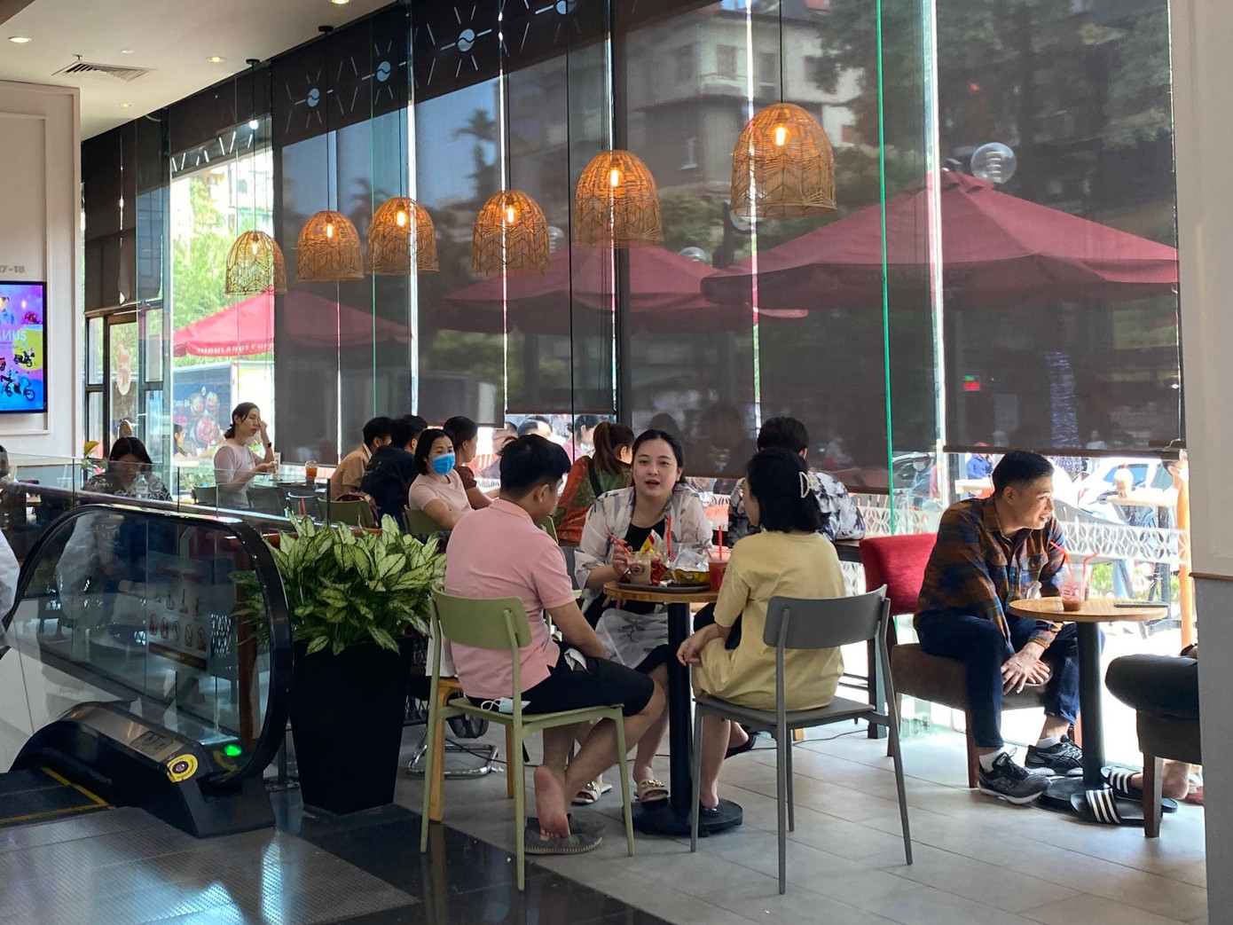 Điều này đối lập hoàn toàn với sự đông đúc của hàng quán trong trung tâm thương mại. Một quán cafe tại sảnh trung tâm thương mại (Đống Đa, Hà Nội) kín bàn trong chiều 2/5